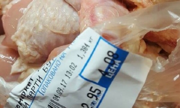 Гнусотия: Столичанин си взе пиле от квартална бакалия в "Люлин" 10, а върху него пълзяха... (СНИМКИ)