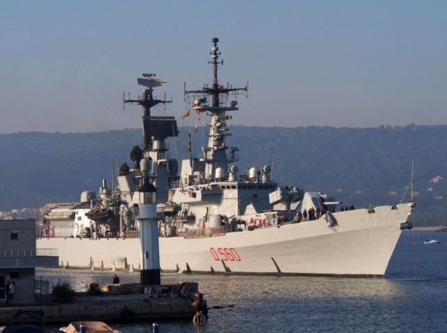 Разрушителят от италианските ВМС "Луиджи Дуранд де ла Пене" акостира във Варна (СНИМКИ)