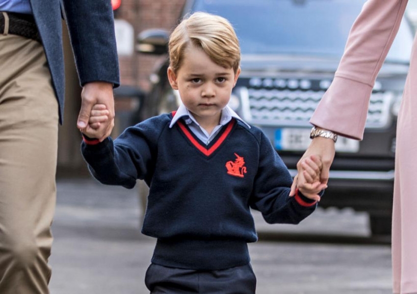 Принц Джордж се изпусна по време на разходка с баба си
