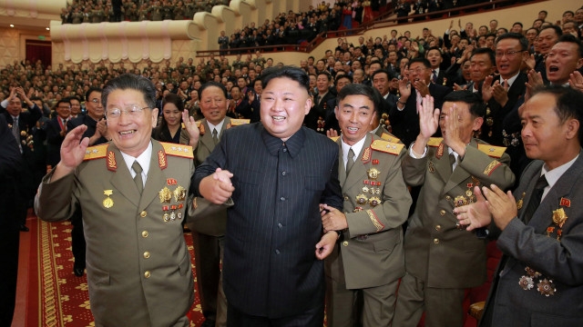 Става страшно! Ким Чен Ун събра учените си на банкет и нареди да... (СНИМКИ)