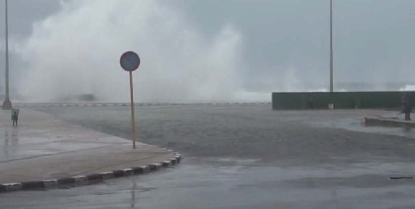 Чудовището Ирма: Гигантски вълни "изядоха" част от брега на Хавана (ВИДЕО)