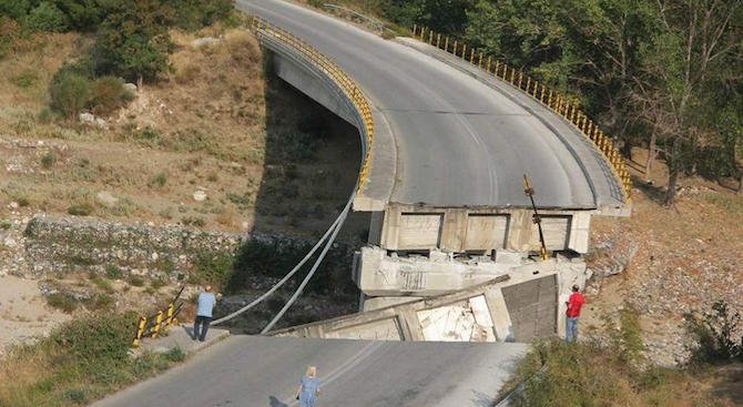 Ужас в Гърция! Мост се срути на магистрала