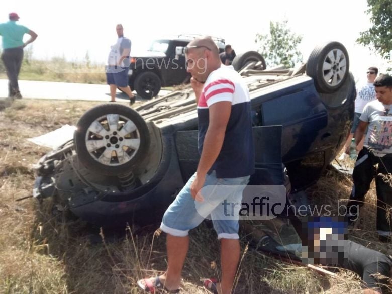 Ром заби колата си в камион и го обърна, по шосето се търкалят каси и бутилки (ЗРЕЛИЩНИ СНИМКИ)