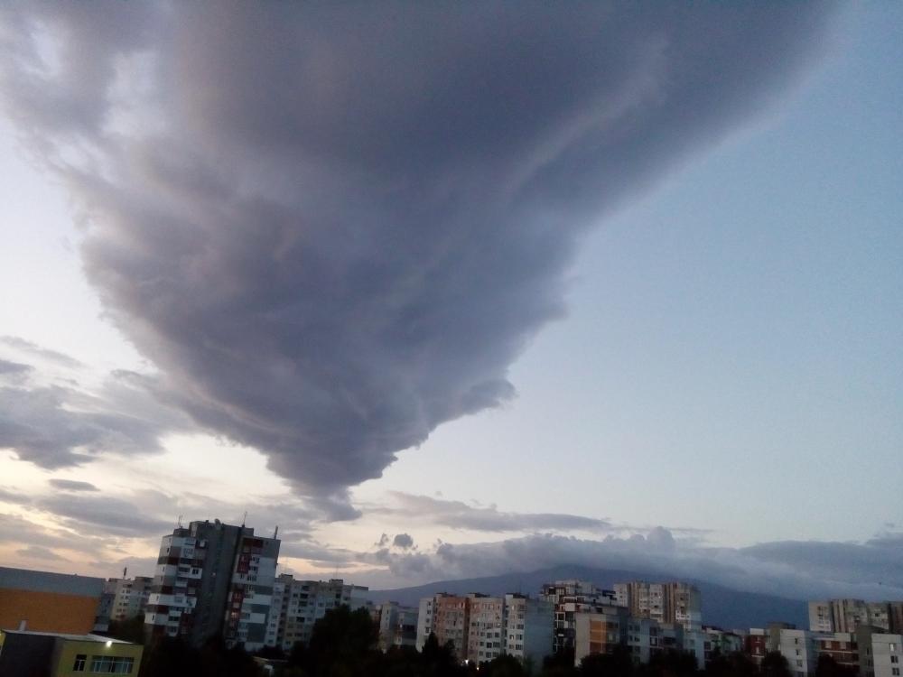 Фоторепортаж в БЛИЦ: Тази страхотия в небето над София ли е предвестник на приближаващата стихия от Тоскана през Хърватия (СНИМКИ/ВИДЕО)