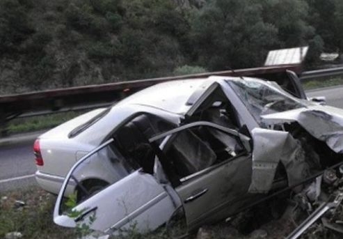 Три момчета забиха колата си в скален скат в Родопите