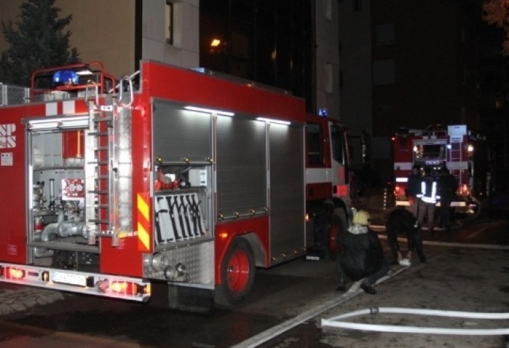 Сигнал до БЛИЦ: Гъмжи от пожарни коли пред софийски мол