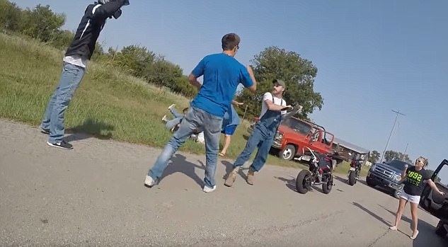 Брутален бой на пътя между мотористи и шофьори шашна неволните свидетели (СНИМКИ/ВИДЕО 18+)  
