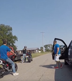 Брутален бой на пътя между мотористи и шофьори шашна неволните свидетели (СНИМКИ/ВИДЕО 18+)  