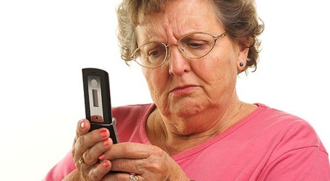 Това вече е прекалено - пенсионерка върти телефонни измами на наборите си  