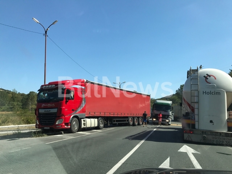 От последните минути: Тежка катастрофа между два тира блокира трафика по Е-79 между Мездра и София (СНИМКИ)