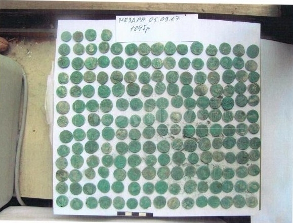 Скандал с откритото в Мездра съкровище: Откраднаха над 800 монети (СНИМКИ)