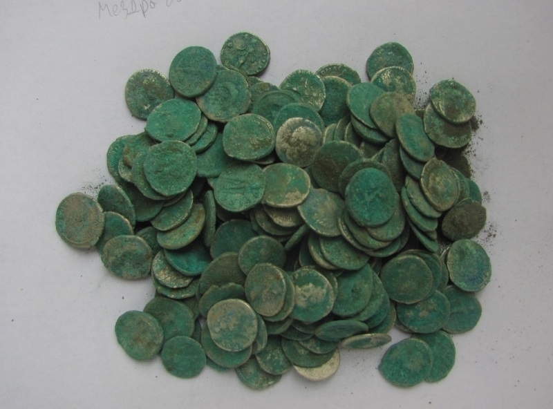 Скандал с откритото в Мездра съкровище: Откраднаха над 800 монети (СНИМКИ)