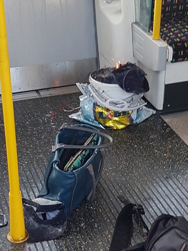 Огнен терор в Лондон! Нов взрив, сега във влак на метрото! Има множество обгорели, няколко се борят за живота си (СНИМКИ)