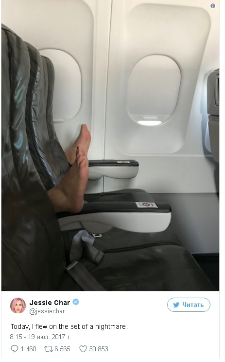Реакцията на тази пътничка на протегнатите крака на съседката ѝ по седалка в самолет е безценна (ВИДЕО)