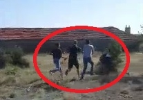 Безумна агресия в айтоско село! Тумба роми, начело с Руси Джамбаза, спукаха от бой млад мъж! С крясъци приятелката му засне брутални ВИДЕА (18+)