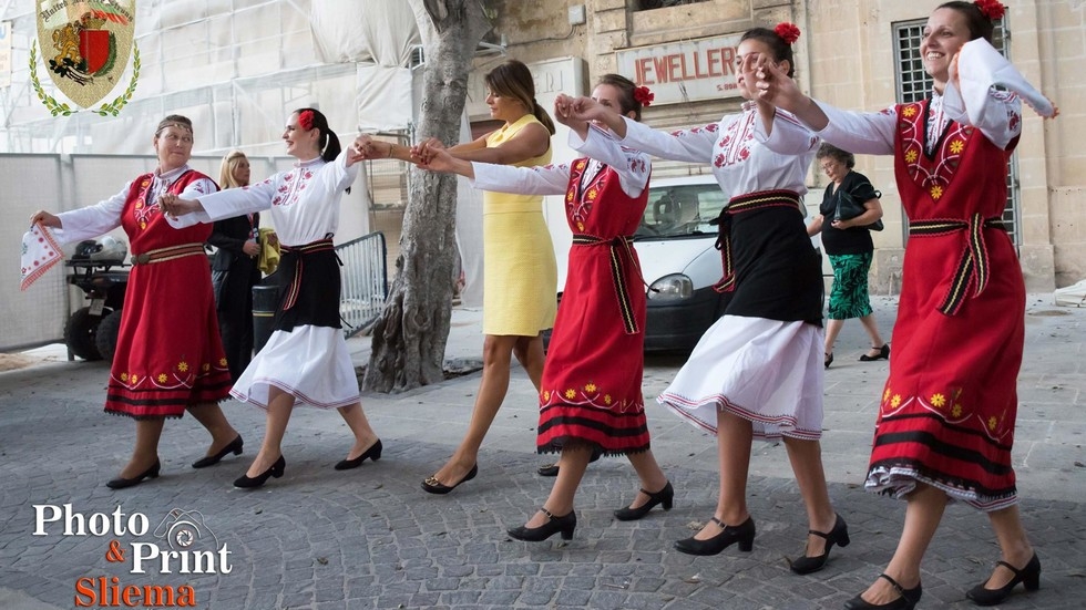 Деси Радева не пропусна българското хоро в Малта (СНИМКА)