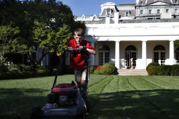 Тръмп даде на 11-годишен да окоси моравата на Белия дом