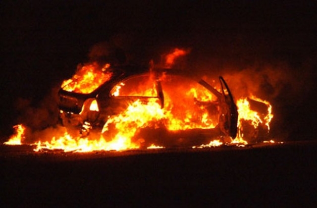 СИГНАЛ ДО БЛИЦ: Кола гори в столицата, според съседи е взривена