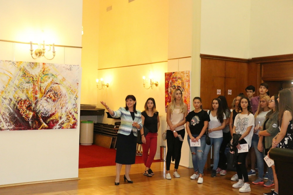 Цвета Караянчева посрещна най-ранобудните посетители на парламента (СНИМКИ)