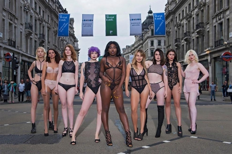Фирма за луксозно дамско бельо накара 19 моделки да се разходят почти голи по улицата (СНИМКИ 18+)
