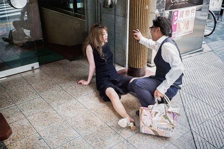 Фотограф снима японските пияници, които спят директно на улицата (СНИМКИ)