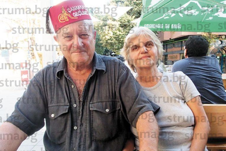 Дядо Александър се превърна в атракцията на Благоевград! След 2 месеца в Турция, пенсионерът се издокара с ... фес (СНИМКИ)