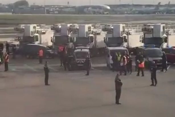 Паника на летището в Париж! Евакуираха самолет, гъмжи от полиция (СНИМКИ/ВИДЕО)