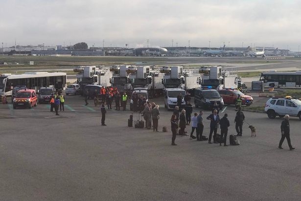 Паника на летището в Париж! Евакуираха самолет, гъмжи от полиция (СНИМКИ/ВИДЕО)