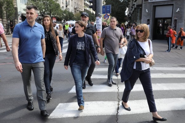 И това се случи вече на Балканите: Премиер посети гей парад в Белград (СНИМКИ)