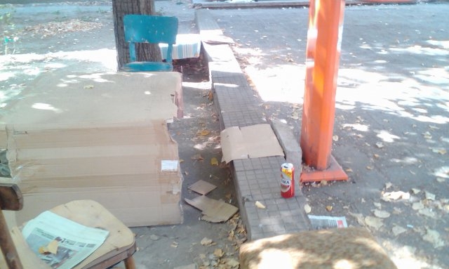 Потрес! Пловдивска жрица си направи „офис“ за любов пред блок (СНИМКИ)