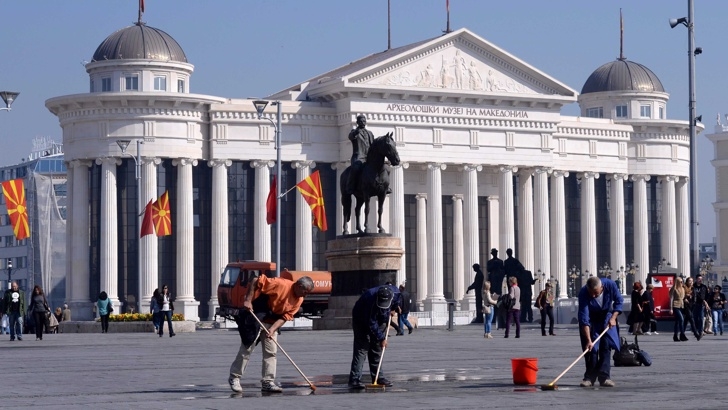 Скопие слага точка на антиквизацията, кичозните паметници на Груевски отиват в историята  