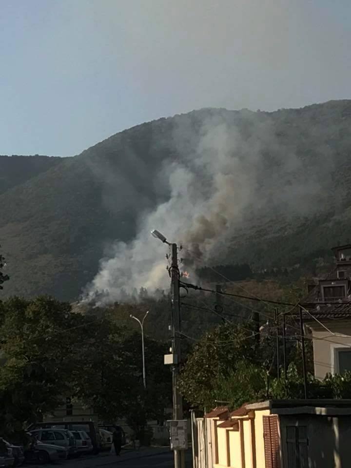 Сигнал до БЛИЦ! Страшен пожар в Сливен! Пламъците пълзят към къщите (СНИМКИ)