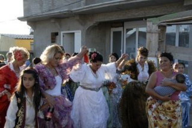 Ромски сватбари тероризират невинни жители на Столипиново (ВИДЕО)
