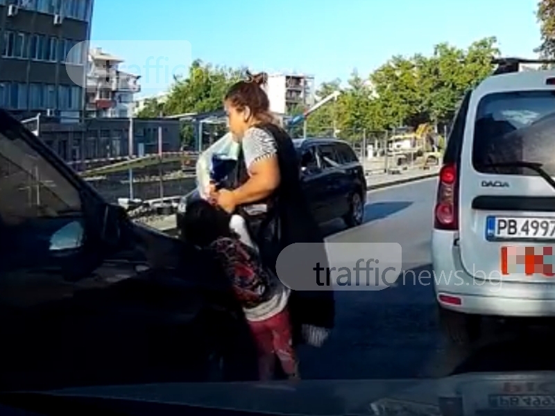 Дете бе блъснато от кола в Пловдив, майка му говори по телефона (ВИДЕО 18+)