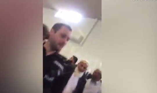 Разгневени британски мюсюлмани нападнаха полицаи, влезли в джамията без да се събуят (ВИДЕО)