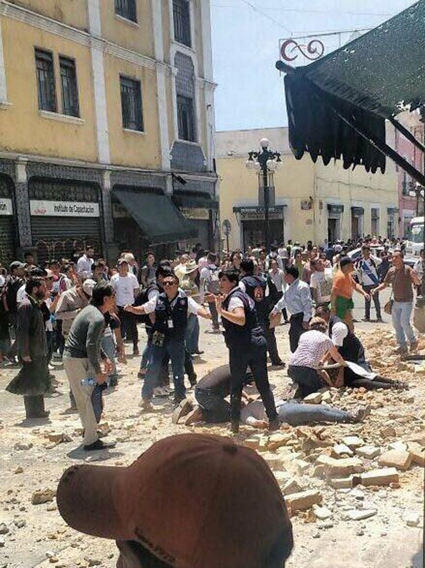 Първи драматични кадри от мощното земетресение в Мексико с десетки жертви, рухнали сгради и хиляди сковани от паника на улицата (СНИМКИ/ВИДЕО 18+)  
