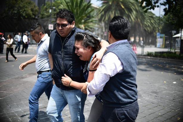 Първи драматични кадри от мощното земетресение в Мексико с десетки жертви, рухнали сгради и хиляди сковани от паника на улицата (СНИМКИ/ВИДЕО 18+)  