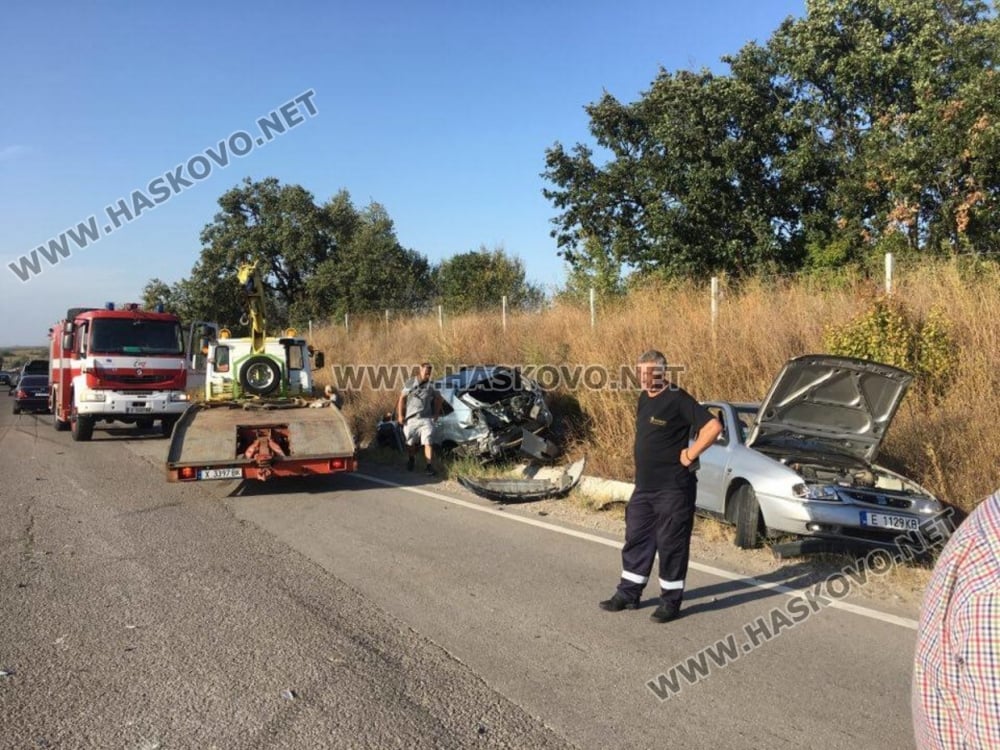 Зрелищно меле с шест автомобила край Димитровград (СНИМКИ)