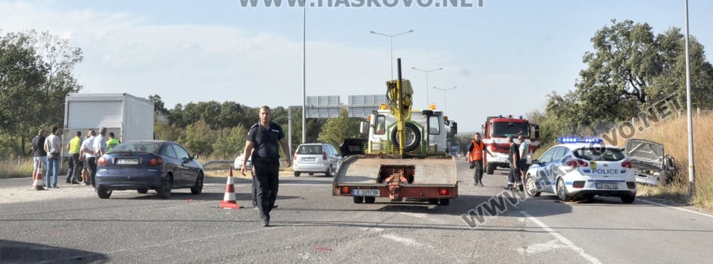 Зрелищно меле с шест автомобила край Димитровград (СНИМКИ)