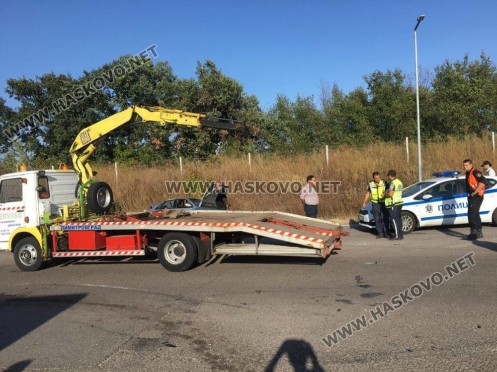 Зрелищно меле с шест автомобила край Димитровград (СНИМКИ)