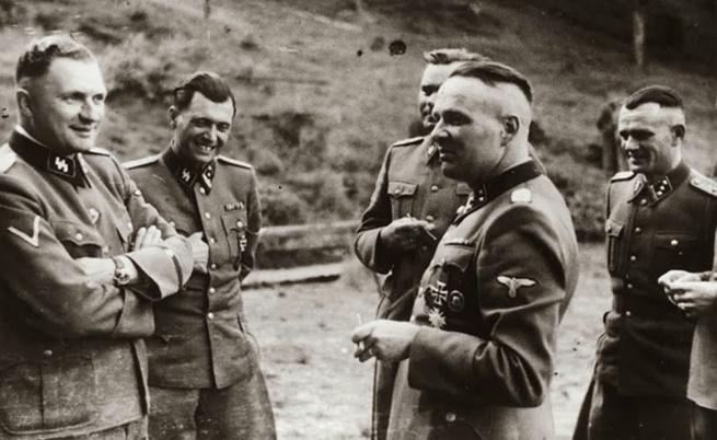 Зловещи СНИМКИ показват как се забавляват офицерите в лагера на смъртта "Аушвиц"