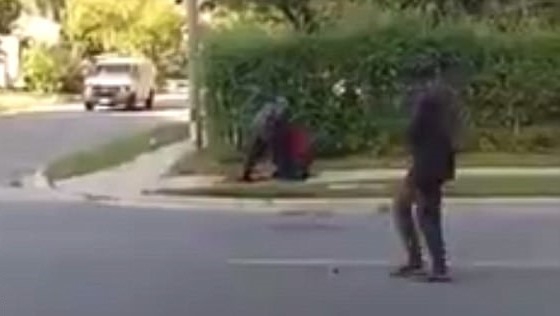 Ужасяващ момент! Полицай разстрелва психопат, колещ минувач на улица посред бял ден (ВИДЕО 18+)