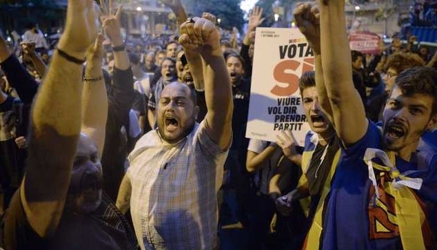 Гняв: Каталония се взриви след арести на инициатори на референдума за независимост (СНИМКИ/ВИДЕО)