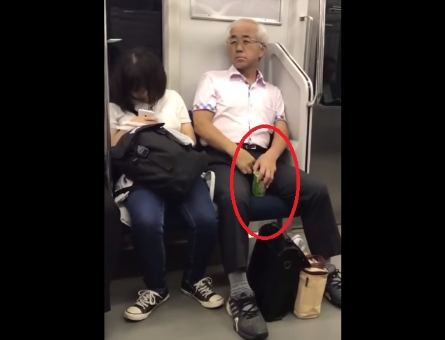 Студентка задряма до японски дядо в метрото, без да подозира жертва на какво извращение ще стане (ВИДЕО) 