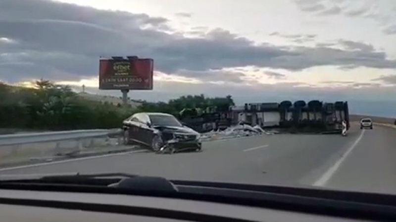 Тир помля кола на магистрала "Тракия" и се обърна, движението е блокирано (СНИМКА)