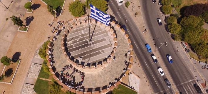 Бежанци оформиха знака на мира около Бялата кула в Солун (СНИМКА)