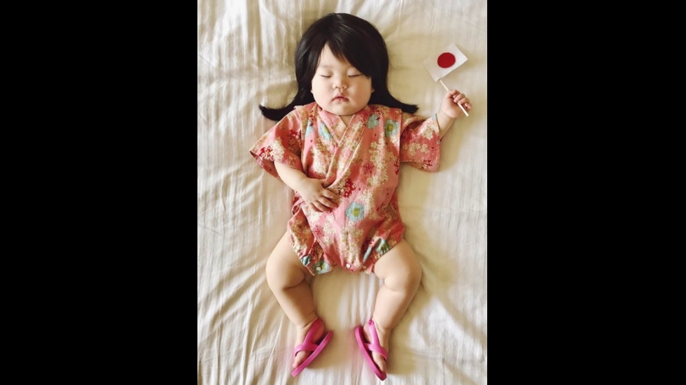 Корейско бебе с българска носия стана хит в интернет (СНИМКИ/ВИДЕО)