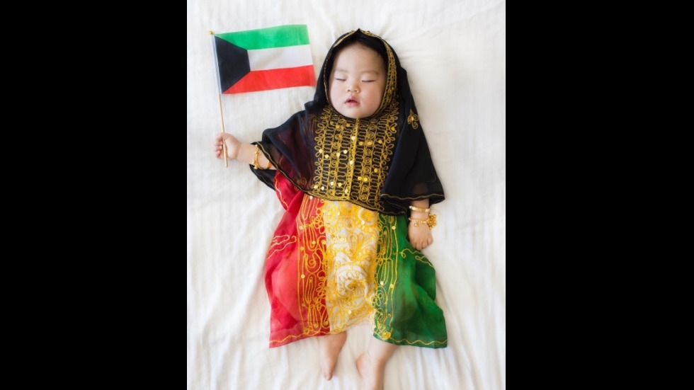 Корейско бебе с българска носия стана хит в интернет (СНИМКИ/ВИДЕО)