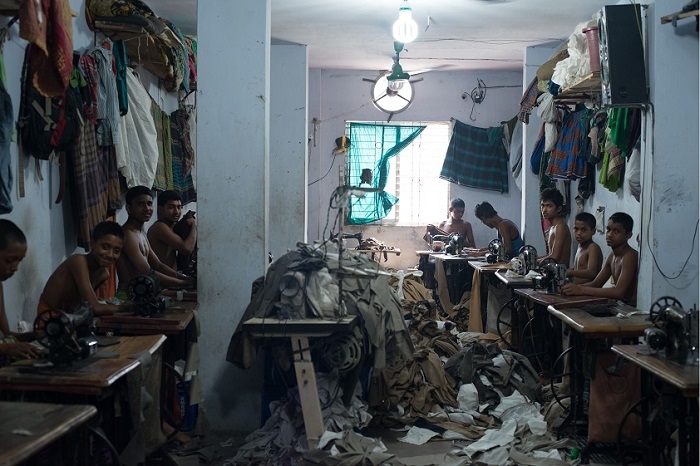 Ето какво струва поредният ви чифт дънки! Шокиращи СНИМКИ от шивашките фабрики в Бангладеш