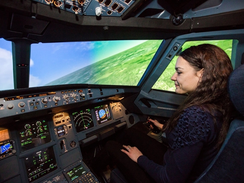 Студентка от Пловдив се готви да управлява самолет Боинг (СНИМКИ)